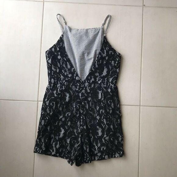 Dress Forum Stripe Seersucker Lace Romper - Picture 4 of 8